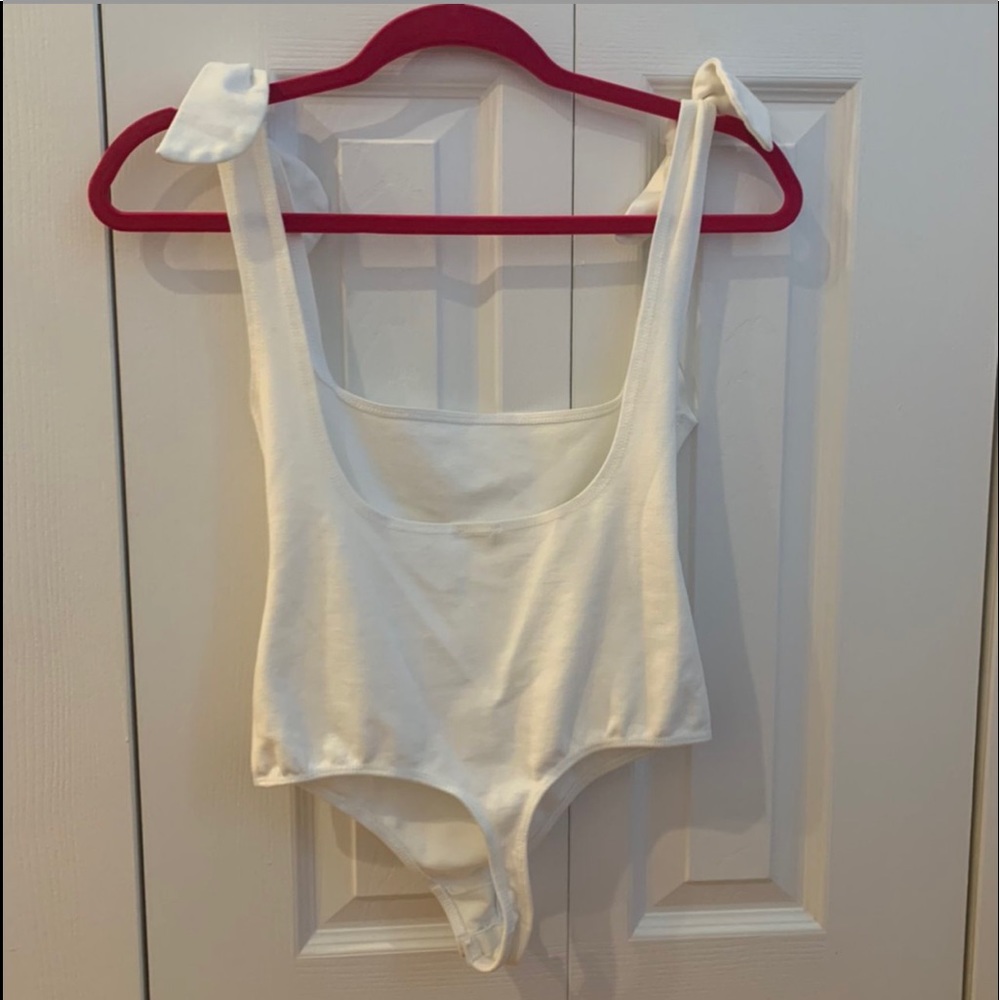 Free People Bodysuit White Tie Sleeve Square Neck Tank Top Style With Low Back ✨ - Picture 15 of 16